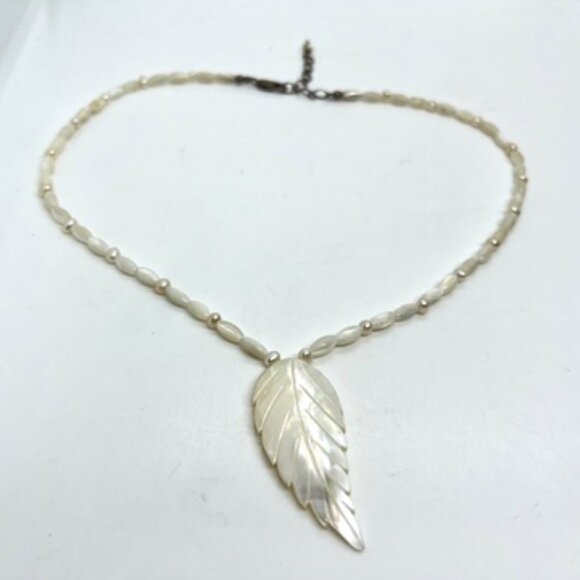 VINTAGE MOTHER OF PEARL MOP CARVED LEAF PENDANT NECKLACE PEARLS 925 STERLING - Picture 6 of 15